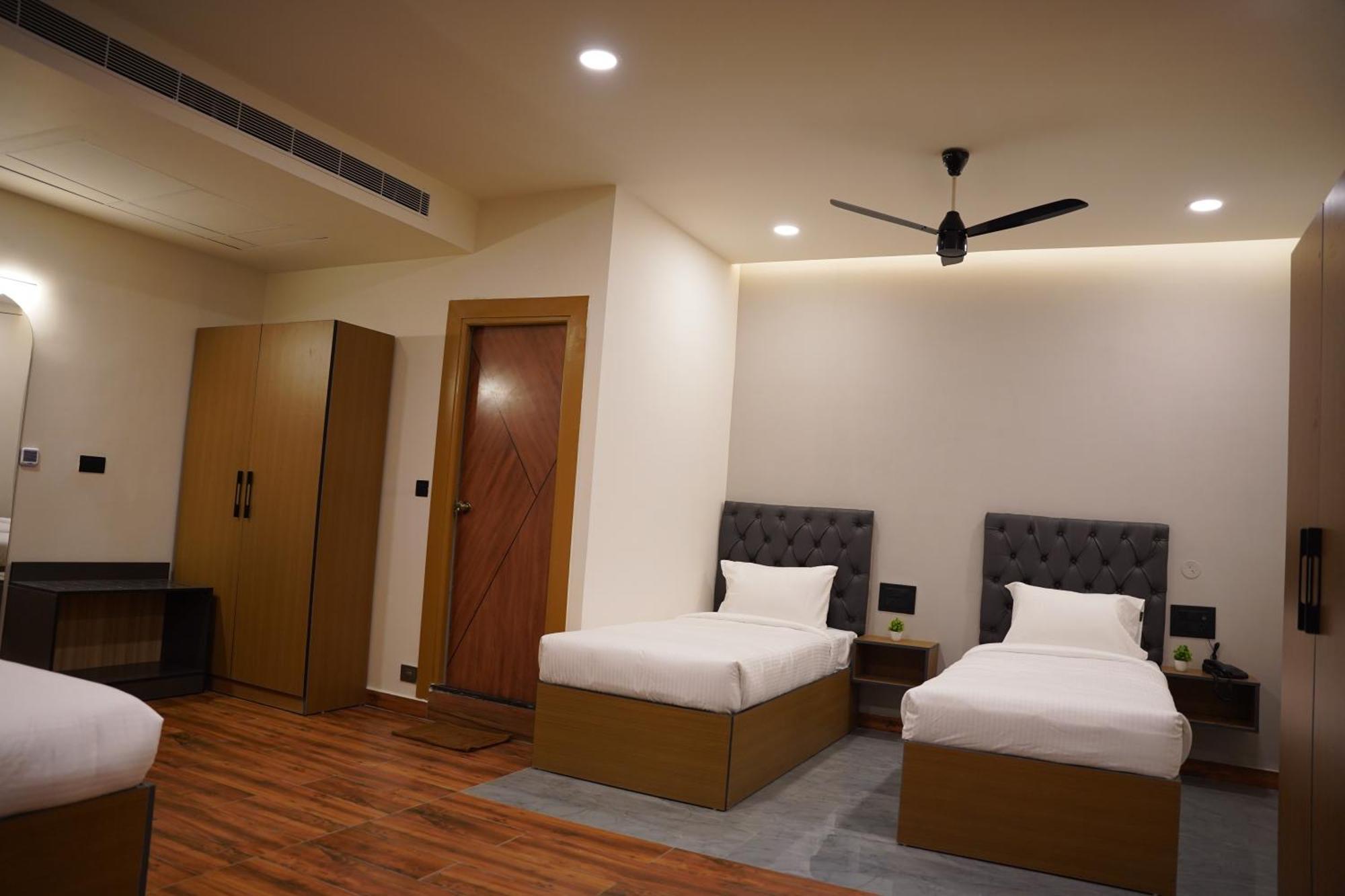 The Continental Inn & Suites Майсуру Екстер'єр фото
