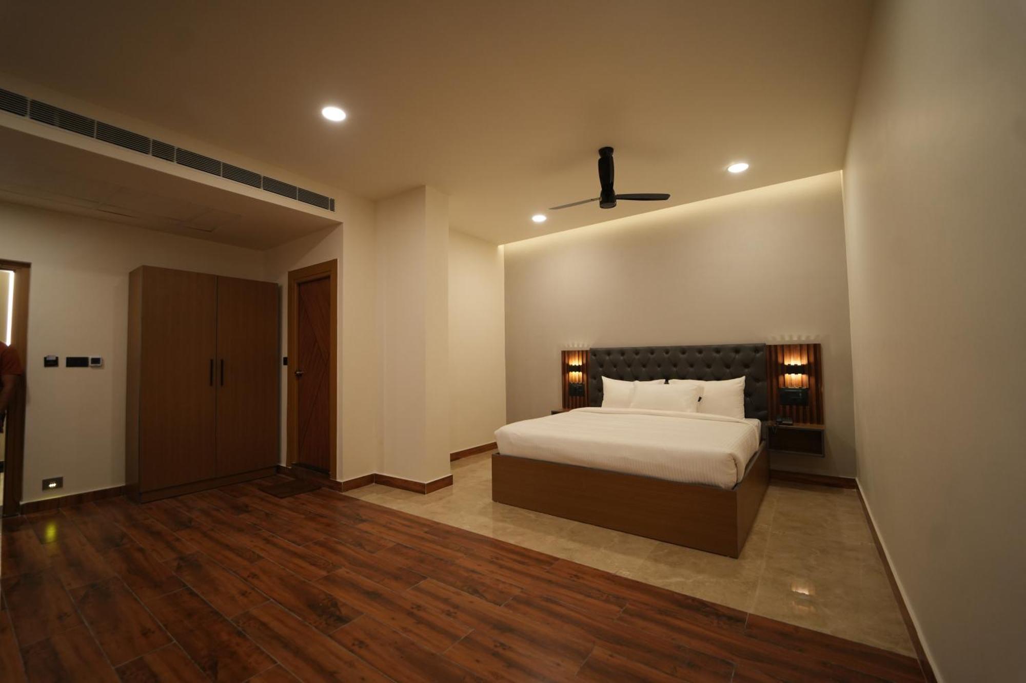 The Continental Inn & Suites Майсуру Екстер'єр фото